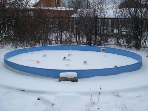 Каркасный бассейн зимой
